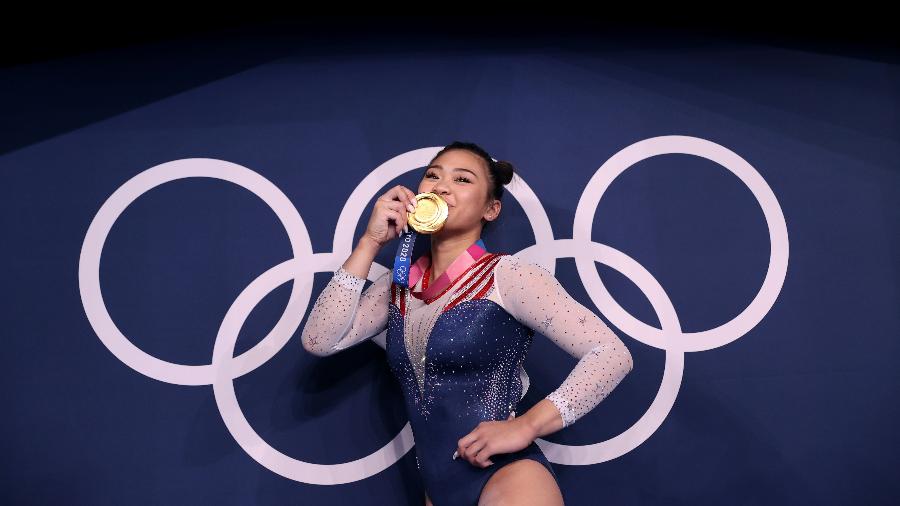 Sunisa Lee exibe orgulhosa a medalha de ouro conquistada no individual geral - Laurence Griffiths/Getty Images