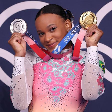 Rebeca Andrade posa com as medalhas conquistadas nos Jogos Olímpicos de Tóquio