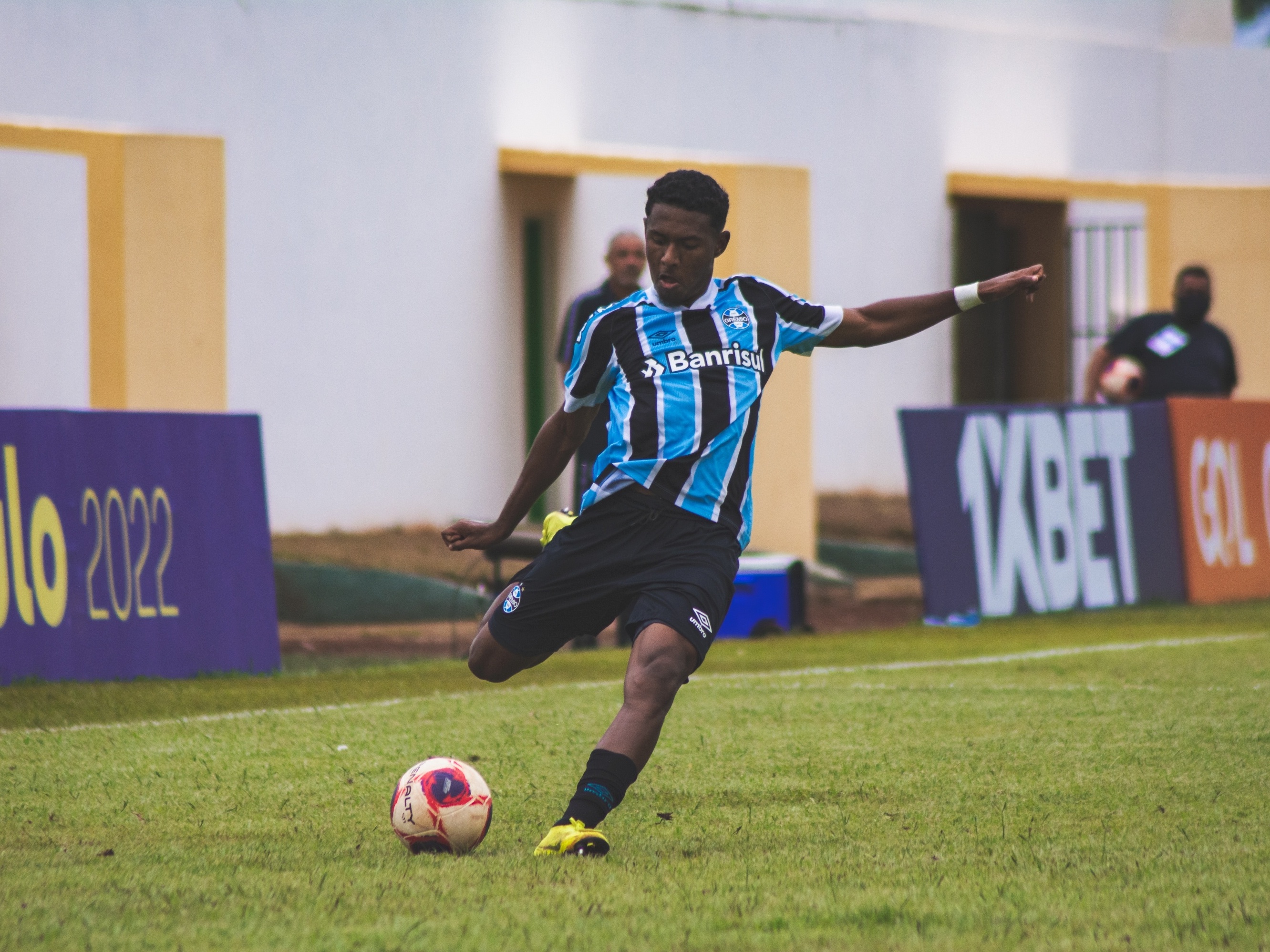 Os dois laterais da base do Grêmio que podem ganhar chances em