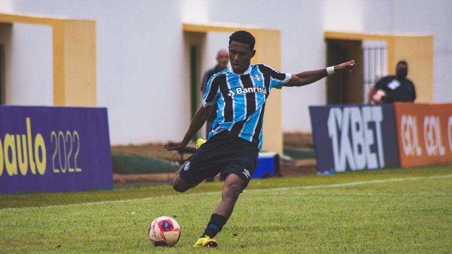 Lucas Kawan, 18 anos, voltou da Copa São Paulo e foi chamado para treinar no profissional do Grêmio - Divulgação/Grêmio FBPA