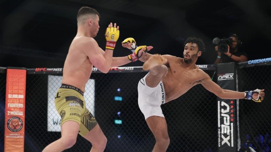 Manny Akpan em confronto contra Connor Hitchins  - Pat Scaasi/MI News/NurPhoto via Getty Images