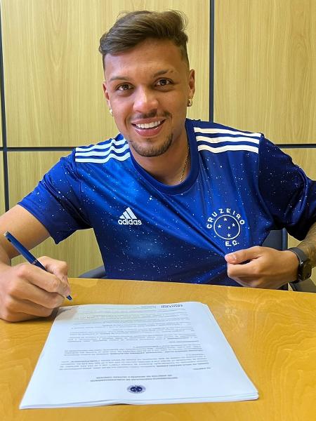 Daniel Júnior assinou a renovação de contrato com o Cruzeiro - Rodrigo Sanches/Cruzeiro