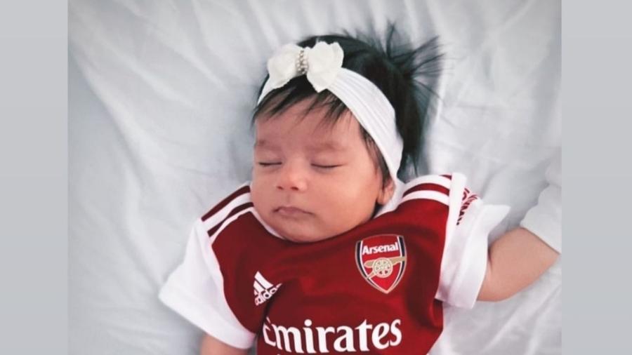 Helena, filha de Gabriel Jesus, com uniforme do Arsenal - Reprodução/Instagram