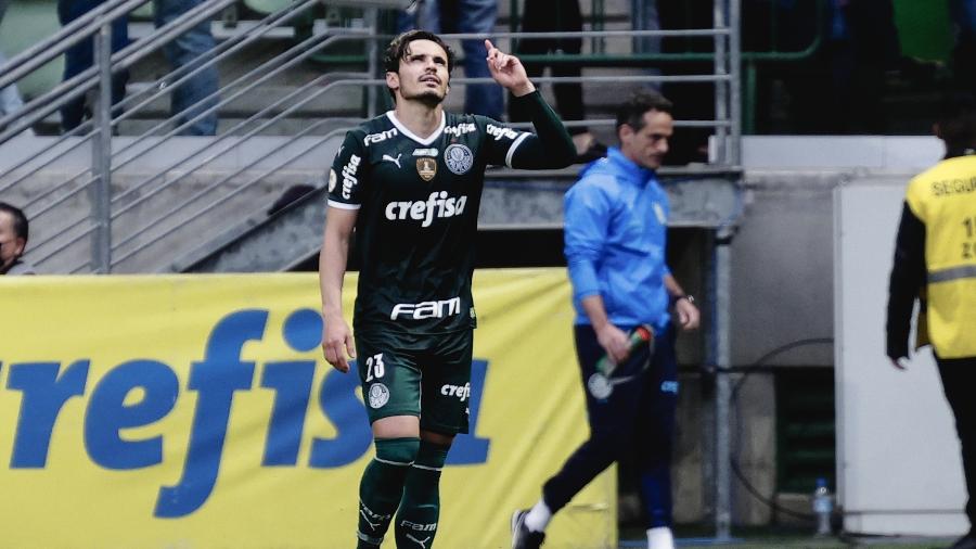Raphael Veiga, convetendo "pênalti" inventado pelo VAR, fez o segundo no 3 a 0 do líder Palmeiras sobre o Goiás - Ettore Chiereguini/AGIF