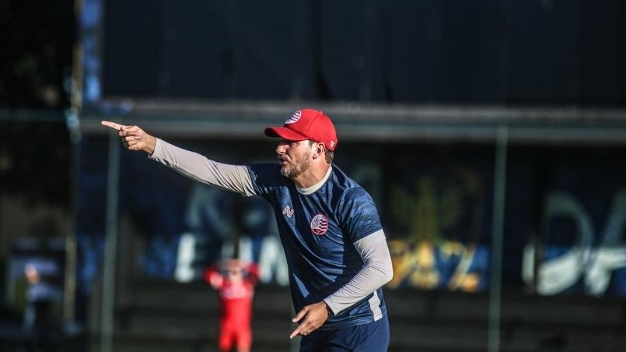 Técnico Elano faz orientações ao elenco do Náutico - Tiago Caldas/CNC