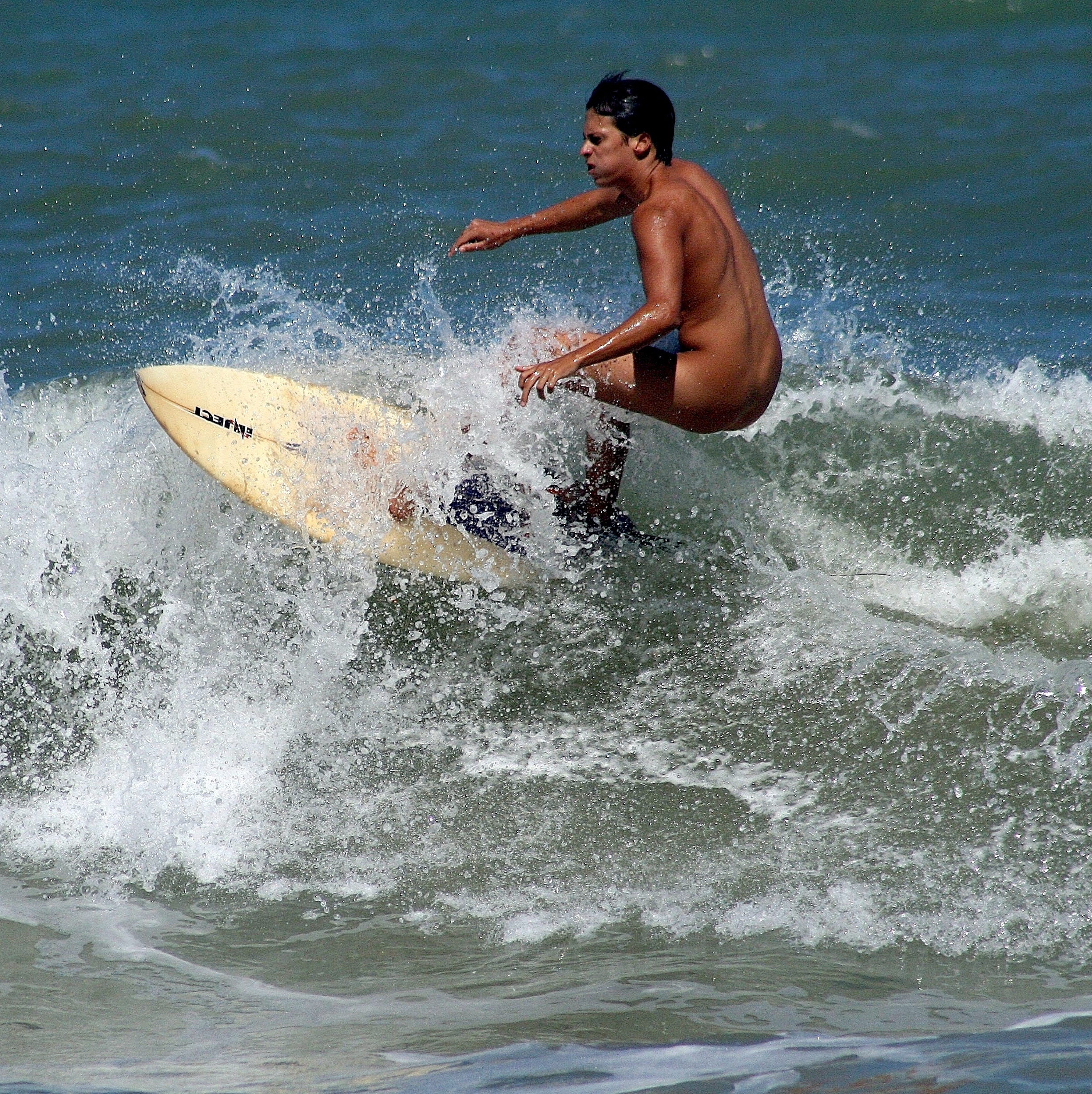 Ausência feminina é desafio para campeonato de surfe nu no Brasil foto