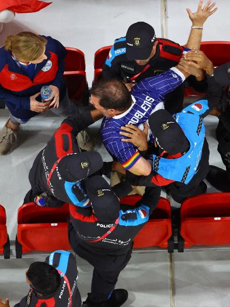 Polícia tira americano de estádio na Copa do Mundo por causa de braçadeira LGBTQIA+ - REUTERS/Fabrizio Bensch
