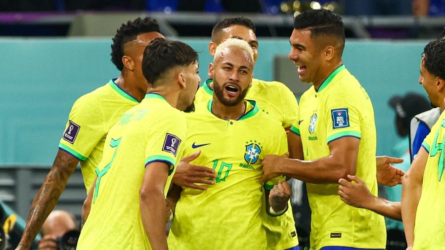 Neymar e Casemiro comemoram gol do Brasil contra a Coreia do Sul - NurPhoto via Getty Images