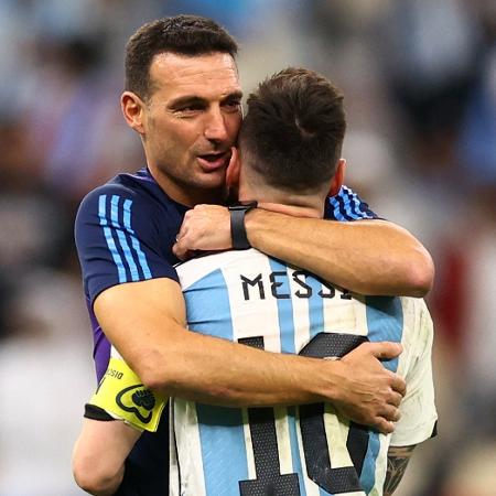 Lionel Scaloni, técnico da Argentina, abraça Messi