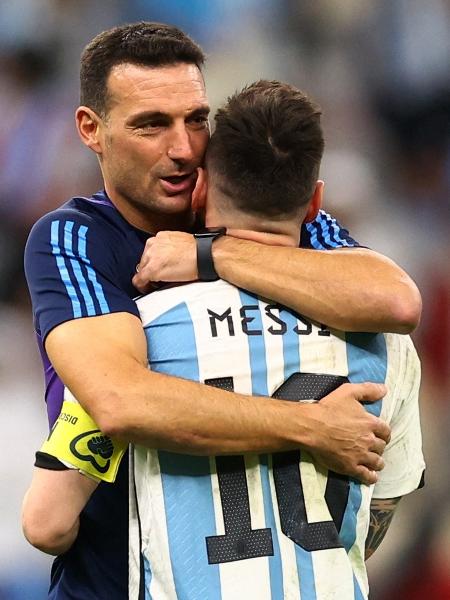 Lionel Scaloni, técnico da Argentina, abraça Messi após vitória na Copa do Mundo. - Carl Recine/Reuters