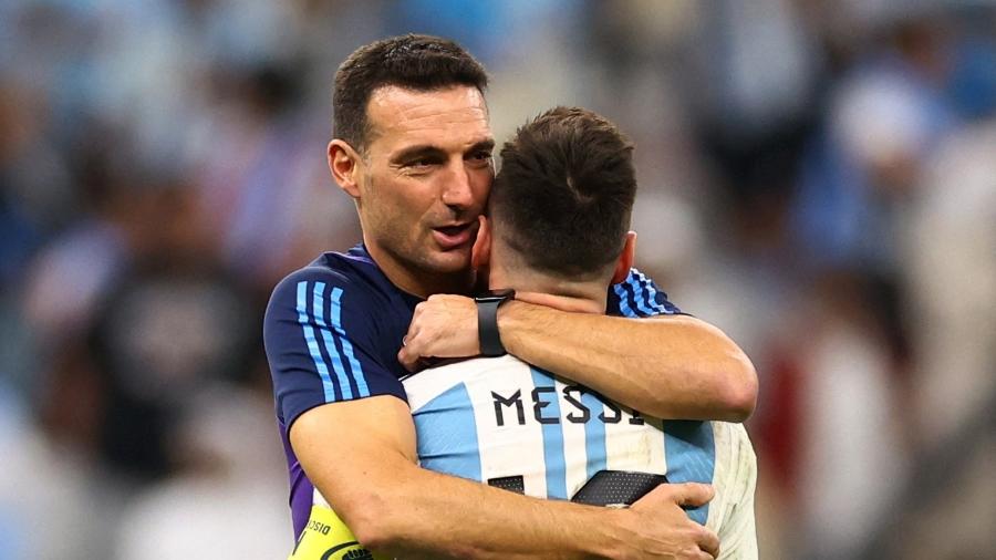 Lionel Scaloni, técnico da Argentina, abraça Messi após vitória sobre a Holanda - Carl Recine/Reuters