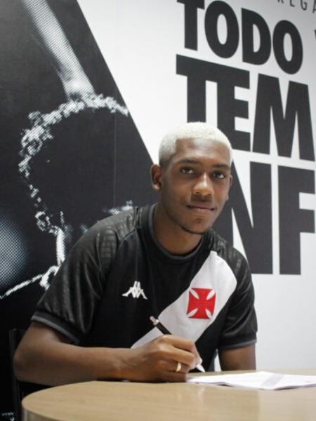 Rayan assina contrato profissional com o Vasco - Matheus Lima/Vasco