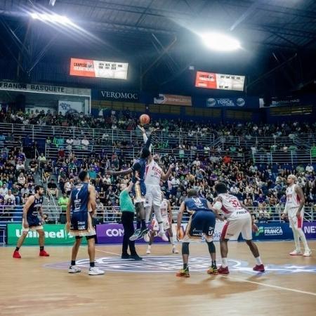 Jogadores de basquete na grande arena profissional durante o jogo