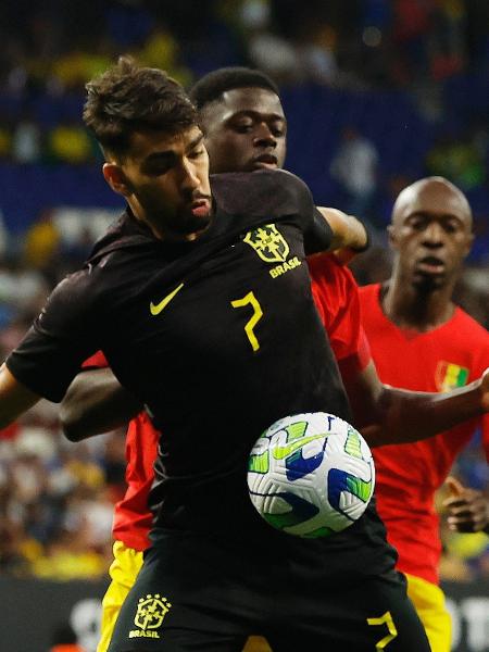 Lucas Paquetá em ação no amistoso entre Brasil e Guiné