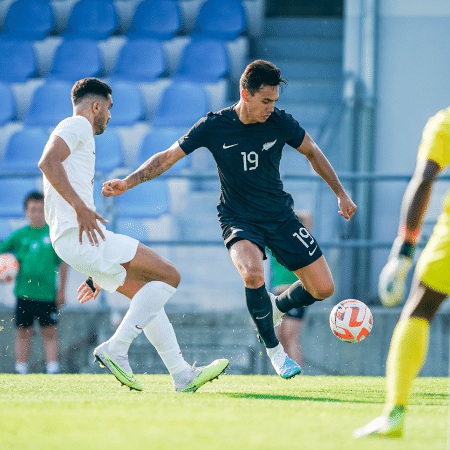Jogadores de Nova Zelândia e Qatar em ação no primeiro jogo de amistoso - Divulgação/Seleção da Nova Zelândia/Twitter