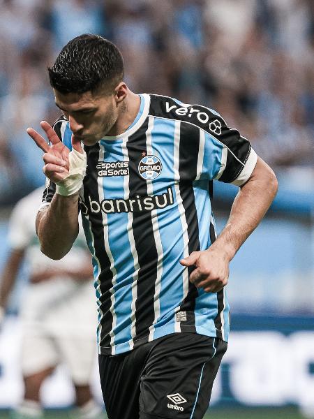 Suárez, do Grêmio, comemora gol contra o Coritiba pelo Brasileirão - Maxi Franzoi/AGIF