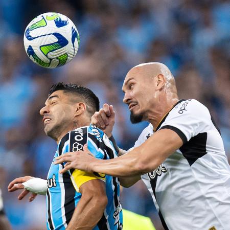 Maicon em disputa de bola com Suárez em Vasco x Grêmio no Campeonato Brasileiro - ICHARD DUCKER/DIA ESPORTIVO/ESTADÃO CONTEÚDO