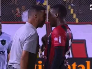 Vitória x Botafogo tem encarada e empurra-empurra à beira do campo; veja