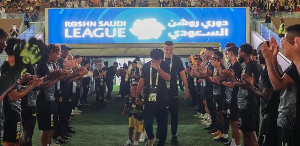 Romarinho é homenageado em despedida emocionante no Al-Ittihad após passagem pelo Corinthians.