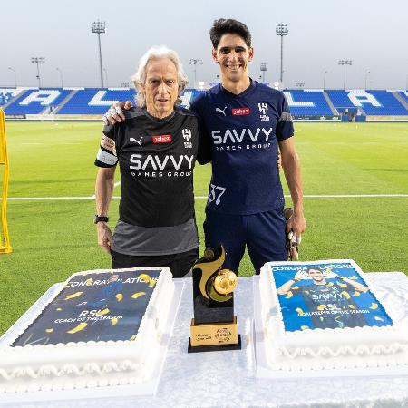 Jorge Jesus e Bono com os troféus de melhor treinador e melhor goleiro da Liga Saudita 2023/24, respectivamente - Reprodução/X/Alhilal_EN