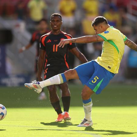Bruno Guimarães tenta finalizar em Brasil x Colômbia, confronto da Copa América Bruno Guimarães tenta finalizar em Brasil x Colômbia, confronto da Copa América