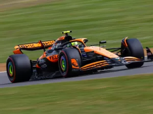Norris lidera os dois treinos livres na Inglaterra e McLaren faz dobradinha