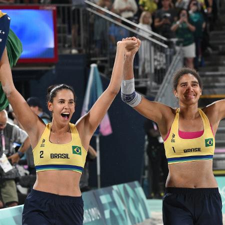 Duda e Ana Patrícia comemoram medalha de ouro no vôlei de praia feminino nas Olimpíadas