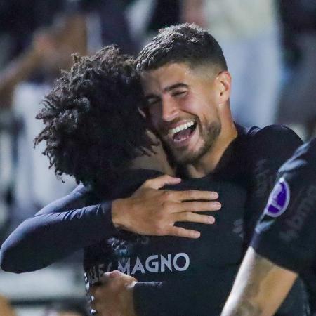 Talles Magno e Pedro Raul comemoram gol do Corinthians sobre o Bragantino em jogo da Sul-Americana