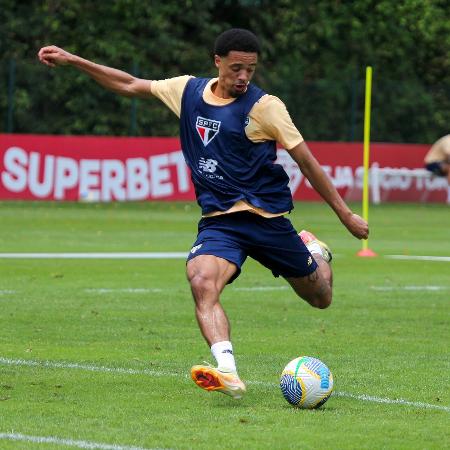 Jamal Lewis durante treino do São Paulo no CT da Barra Funda