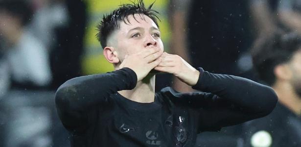 Garro conta conversa com Cássio e apoio do elenco para usar camisa 10 no Corinthians