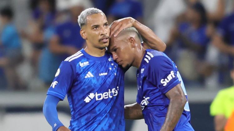 Matheus Pereira abraça Gabriel Verón após marcar em Cruzeiro x Grêmio