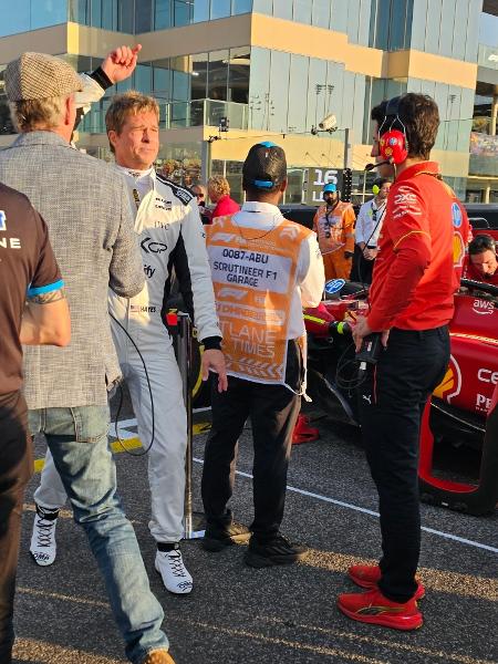 Brad Pitt gravando cena do filme F1 durante o GP de Abu Dhabi de 2024