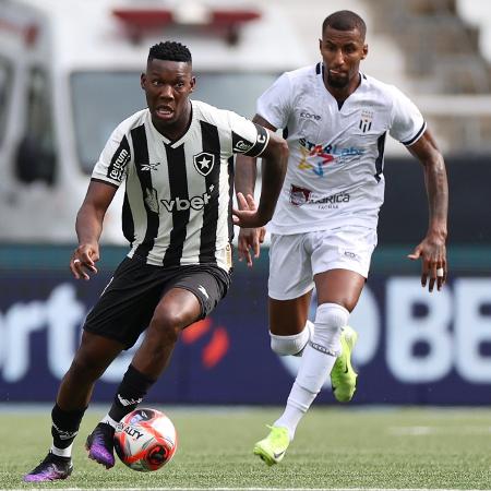 Patrick de Paula fez o gol de honra do Botafogo na derrota para o Maricá por 2 a 1