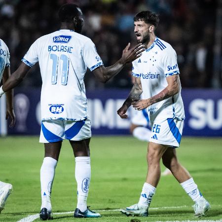 Bolasie e Lautaro Díaz celebram gol do Cruzeiro sobre o Mushuc Runa em jogo da Sul-Americana