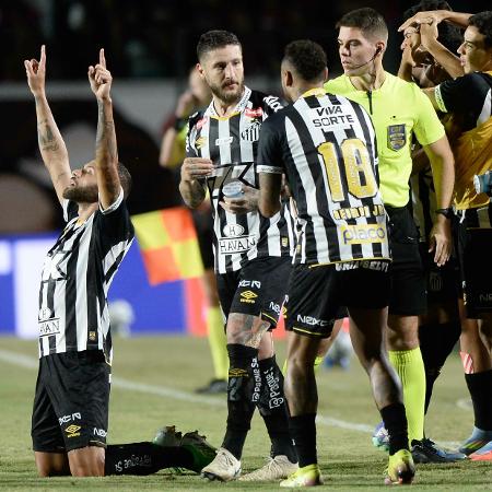 Guilherme comemora gol marcado pelo Santos contra o Vitória, pelo Brasileirão Guilherme comemora gol marcado pelo Santos contra o Vitória, pelo Brasileirão