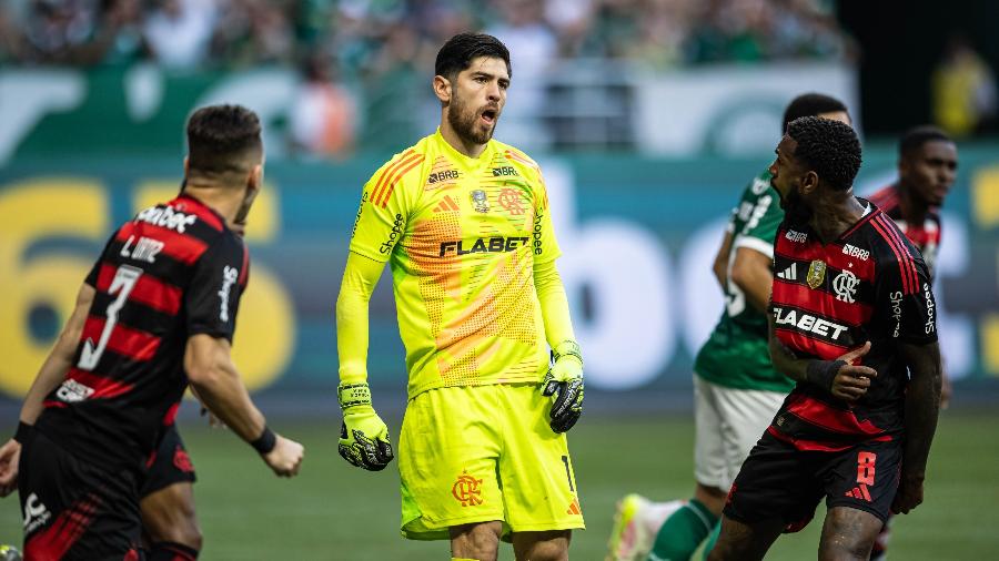 Rossi, goleiro do Flamengo, durante partida contra o Palmeiras no Allianz Parque