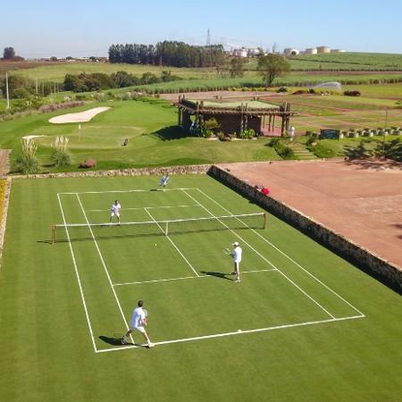 Itograss Tennis Experience, quadra que "replica" a grama de Wimbledon, em Patrocínio (SP - Divulgação/Itograss