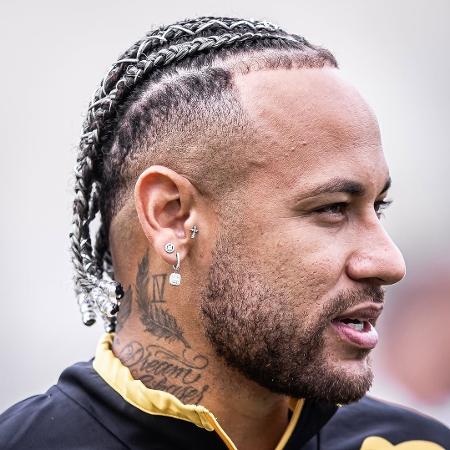 Jogador apareceu no gramado com trancinhas nas cores do clube paulista Jogador apareceu no gramado com trancinhas nas cores do clube paulista