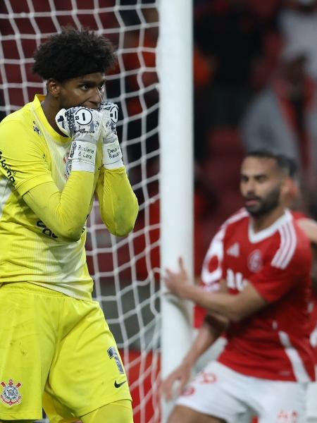 Hugo Souza, goleiro do Corinthians, em jogo contra o Inter pelo Brasileirão