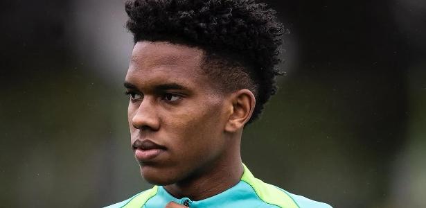 Chorei no colo dos meus pais, diz Estêvão sobre lesão que o tirou da Copa