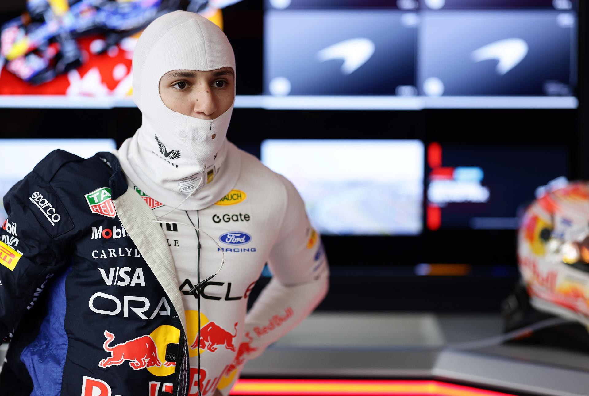 Isack Hadjar, piloto da Red Bull, se preparando para entrar no carro - undefined