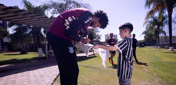Menino que ganhou camisa de Neymar conhece jogadores no CT do Corinthians
