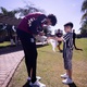 Menino que ganhou camisa de Neymar conhece jogadores no CT do Corinthians