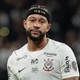 Pouca bola e individualismo: Memphis vira piv&ocirc; de inc&ocirc;modo no Corinthians