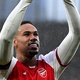 Gabriel Magalh&atilde;es marca, Arsenal bate o Everton e cola no Manchester City