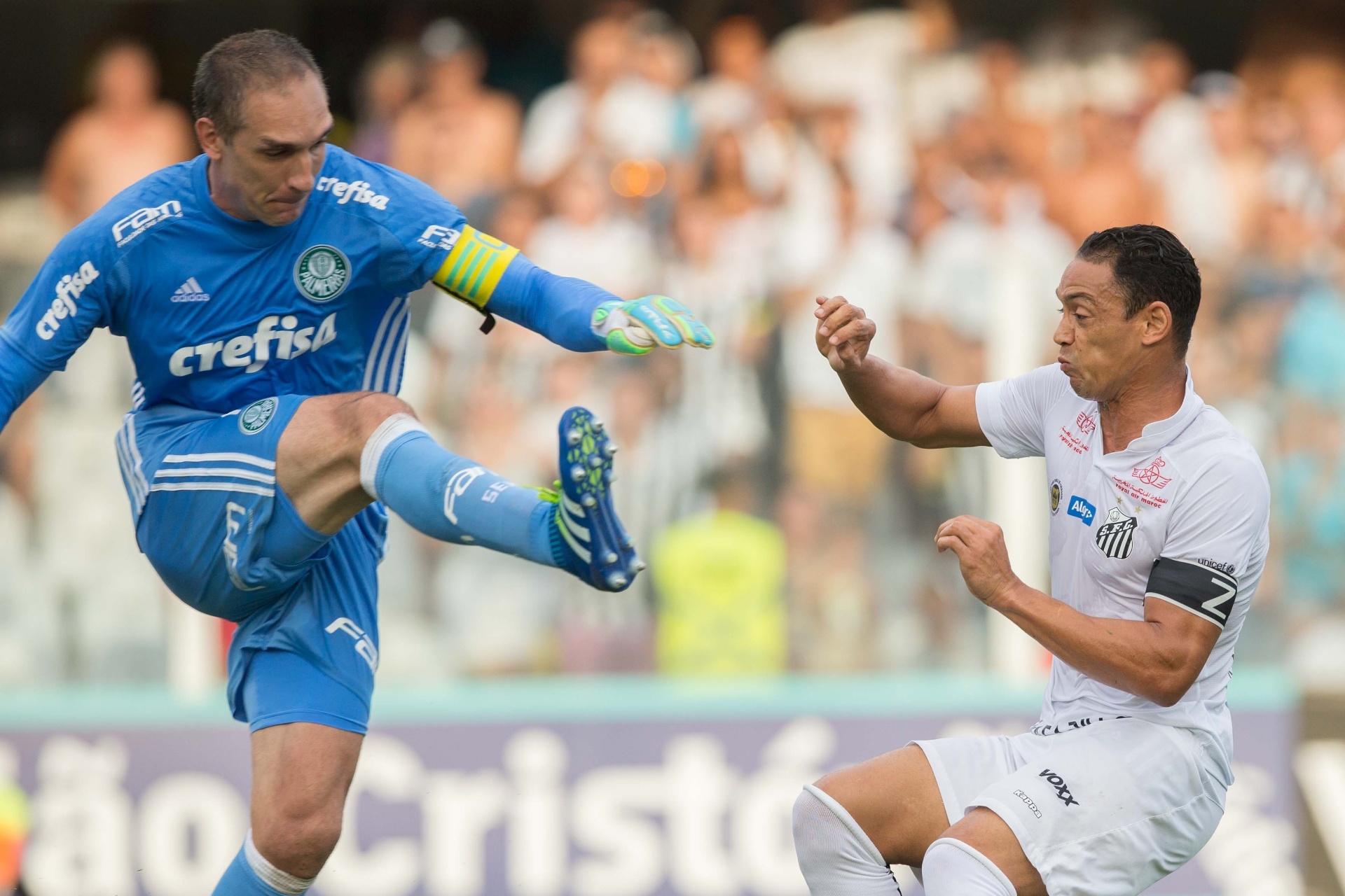 Fernando Prass e Ricardo Oliveira disputam bola no jogo do Palmeiras contra o Santos, pela semifinal do Paulistão - Danilo Verpa/Folhapress