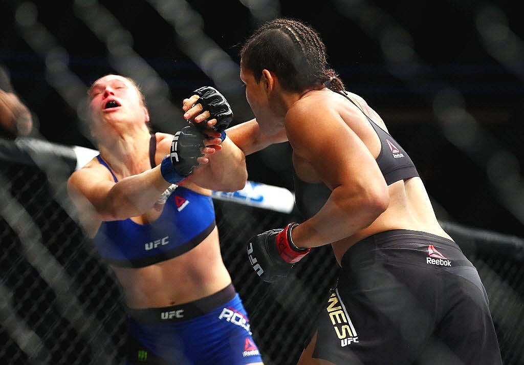 Amanda Nunes nocauteia Ronda Rousey em 48 segundos no UFC 207 e mantém o cinturão dos galos - Mark J. Rebilas-USA TODAY Sports