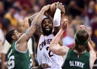 Cleveland tem "apagão", mas supera Boston e fica a um jogo da final da NBA