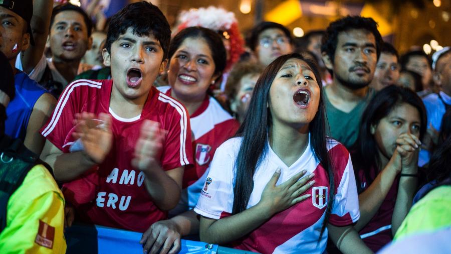 Torcida do Peru durante jogo contra a Argentina; país pode voltar à Copa hoje - Ernesto Benavides/AFP