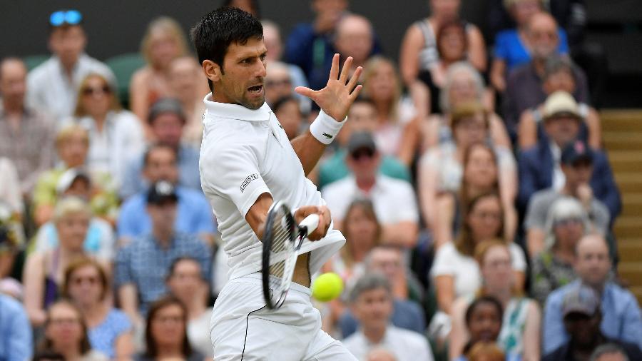 Novak Djokovic em ação em Wimbledon neste sábado - Toby Melville/Reuters